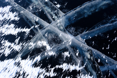 Mehr Schnee auf Eisrissen