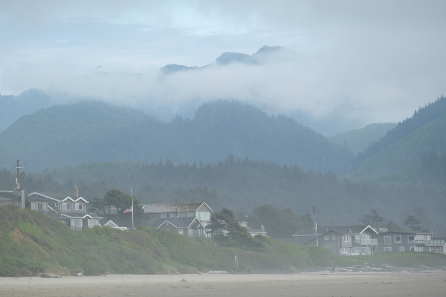 Küstenhäuser vom Strand aus
