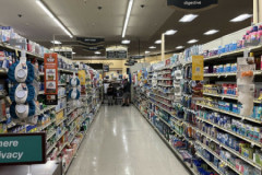 Schmerztabletten neben dem Deo