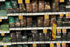 Kaffeeregale werden von Starbucks dominiert